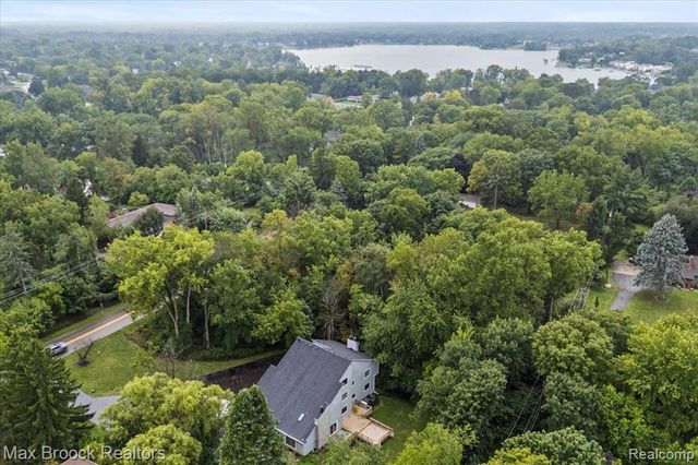 1830 Lone Pine Road, Bloomfield Hills, MI 48302