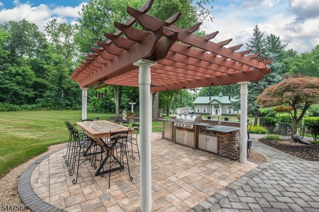 1 Evergreen Dr, Chester Twp., NJ 07930
