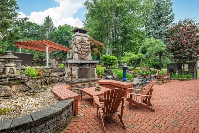 1 Evergreen Dr, Chester Twp., NJ 07930