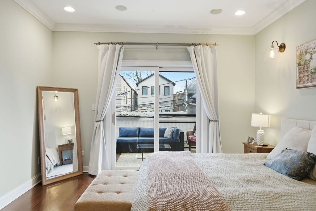 Image 13 of property listing at 1443 W Belmont Avenue 1, Chicago, IL 60657