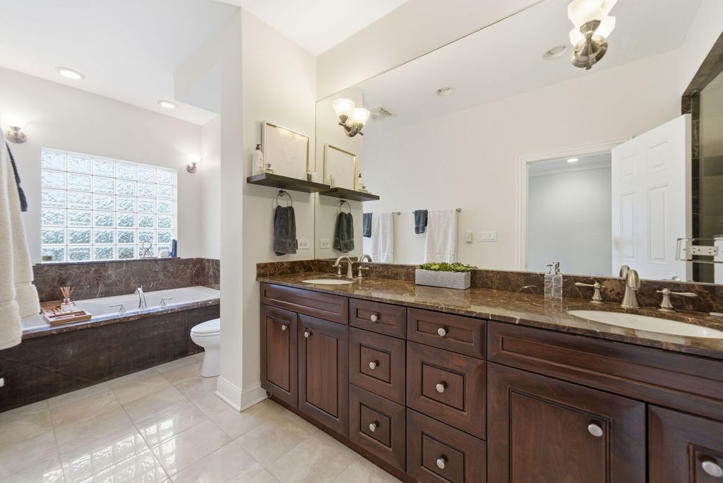 Image 14 of property listing at 1443 W Belmont Avenue 1, Chicago, IL 60657