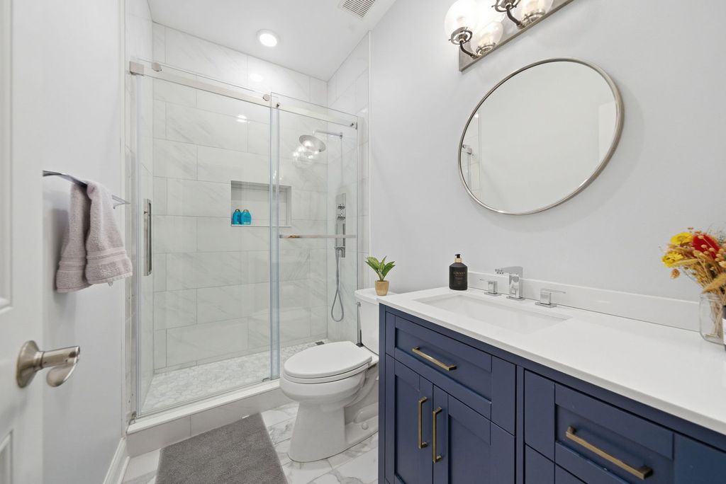 Image 17 of property listing at 1443 W Belmont Avenue 1, Chicago, IL 60657