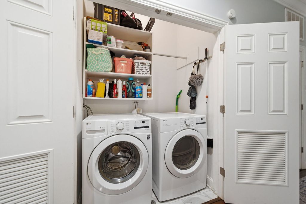 Image 18 of property listing at 1443 W Belmont Avenue 1, Chicago, IL 60657