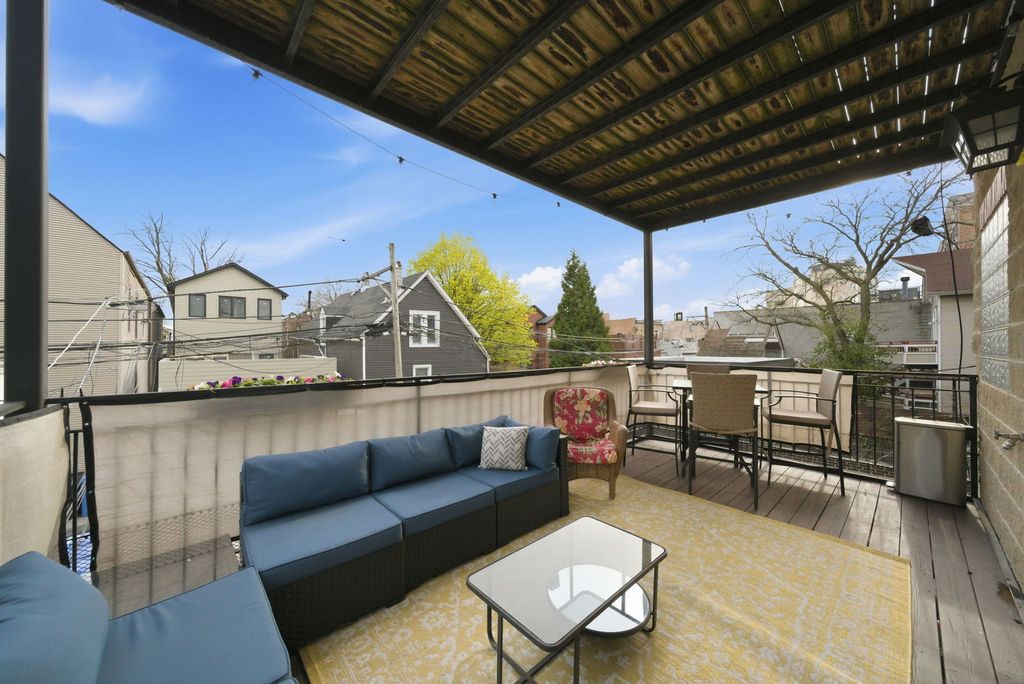 Image 19 of property listing at 1443 W Belmont Avenue 1, Chicago, IL 60657
