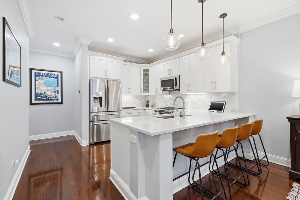 Image 3 of property listing at 1443 W Belmont Avenue 1, Chicago, IL 60657