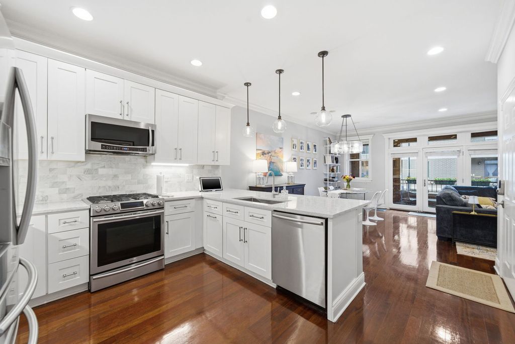 Image 4 of property listing at 1443 W Belmont Avenue 1, Chicago, IL 60657