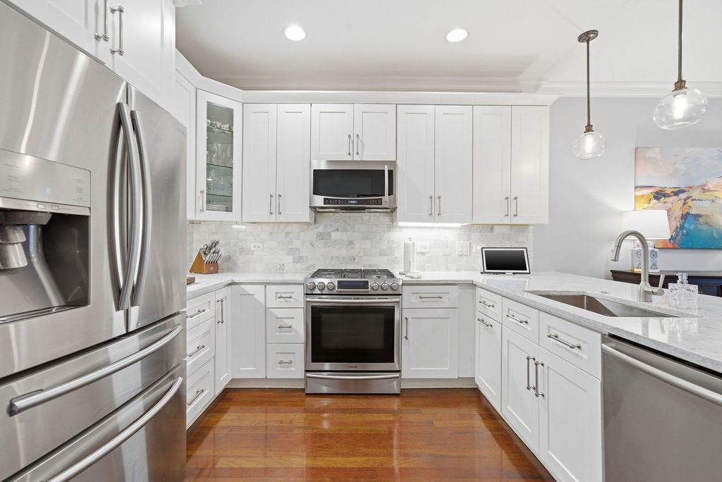 Image 5 of property listing at 1443 W Belmont Avenue 1, Chicago, IL 60657