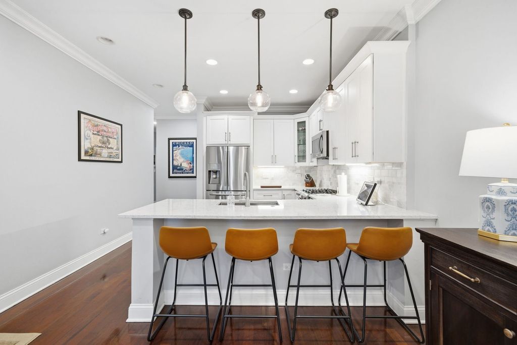 Image 6 of property listing at 1443 W Belmont Avenue 1, Chicago, IL 60657