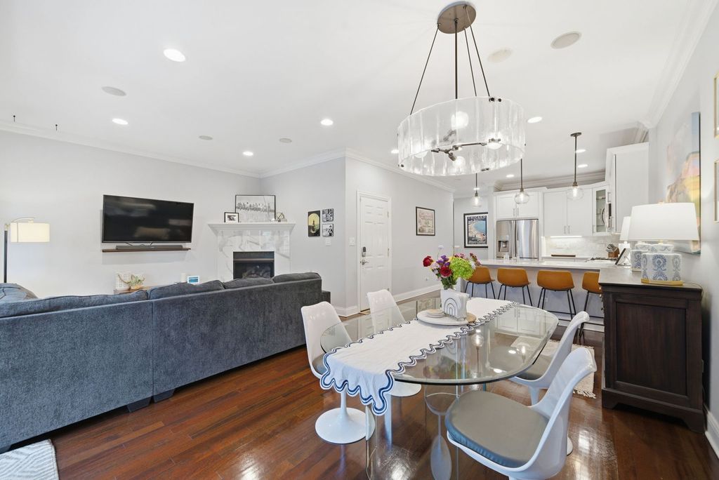 Image 8 of property listing at 1443 W Belmont Avenue 1, Chicago, IL 60657