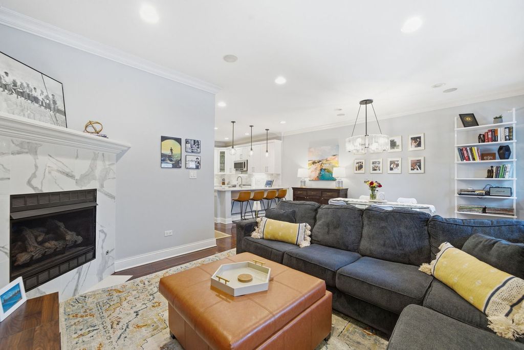 Image 9 of property listing at 1443 W Belmont Avenue 1, Chicago, IL 60657
