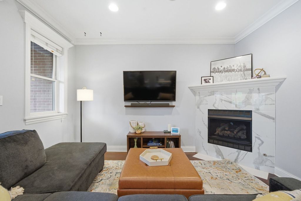 Image 10 of property listing at 1443 W Belmont Avenue 1, Chicago, IL 60657