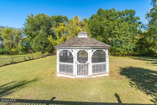 106 Calhoun Drive, Schaghticoke, NY 12182