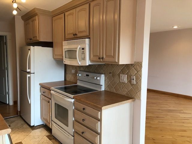 725 W Huntington Commons Road 401, Mount Prospect, IL 60056