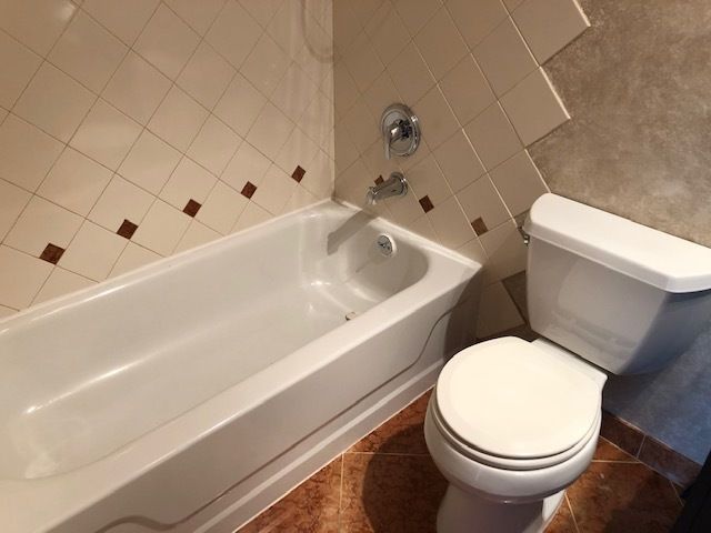 725 W Huntington Commons Road 401, Mount Prospect, IL 60056