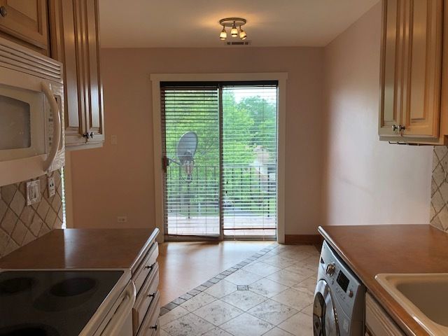 725 W Huntington Commons Road 401, Mount Prospect, IL 60056