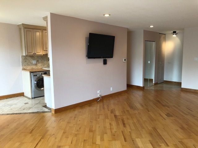 725 W Huntington Commons Road 401, Mount Prospect, IL 60056