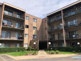 725 W Huntington Commons Road 401, Mount Prospect, IL 60056