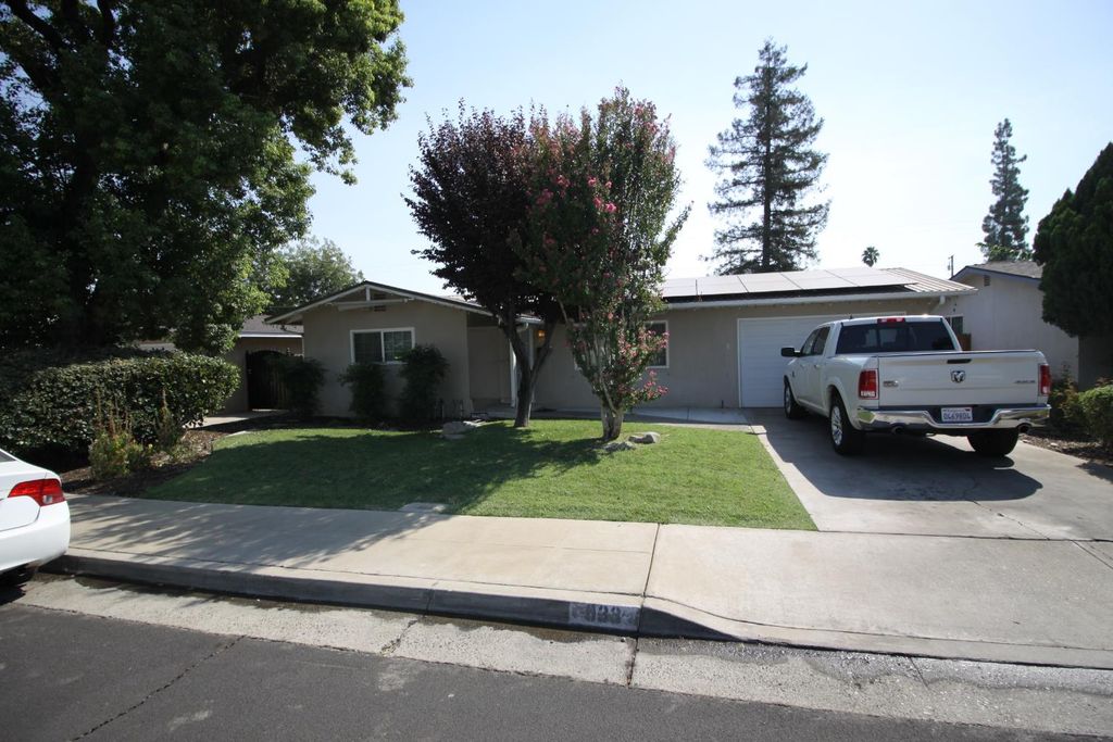 933 Russell Avenue, Clovis, CA 93612