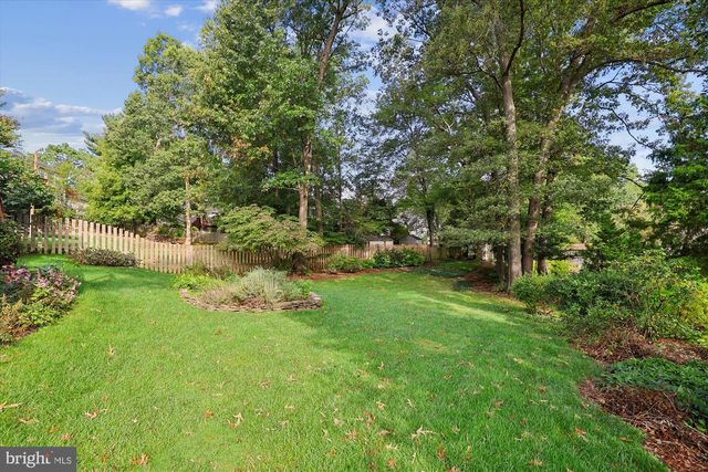 9352 CHESTNUT KNOLLS DR, Fairfax, VA 22032