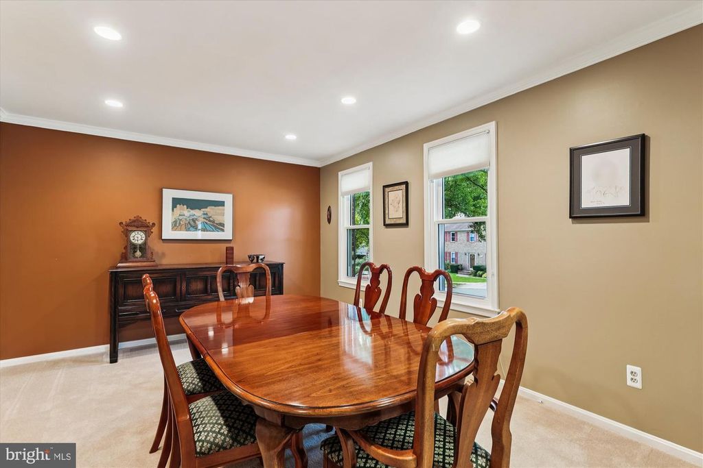 9352 CHESTNUT KNOLLS DR, Fairfax, VA 22032