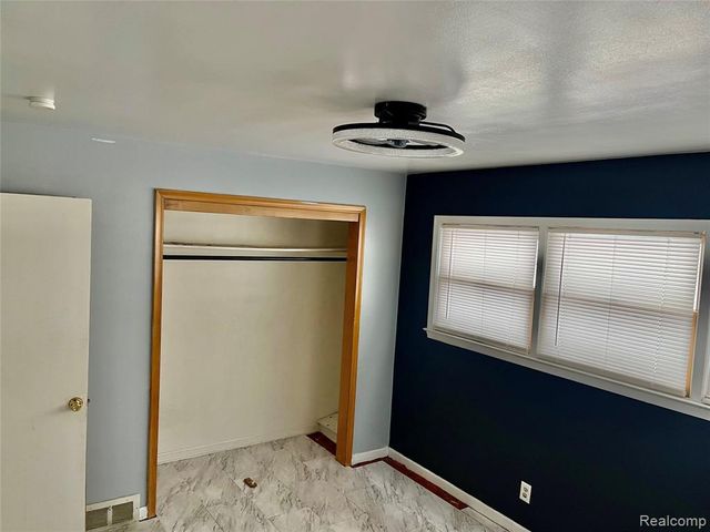 22130 Kenosha Street, Oak Park, MI 48237