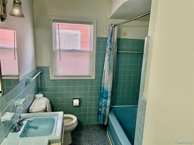 22130 Kenosha Street, Oak Park, MI 48237