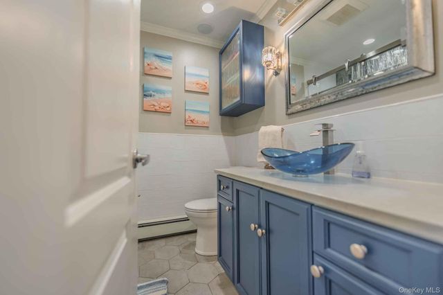 484 Washington Avenue, Lindenhurst, NY 11757