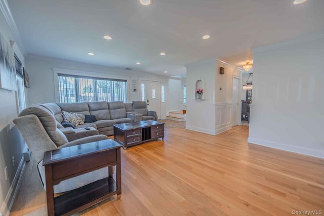 484 Washington Avenue, Lindenhurst, NY 11757