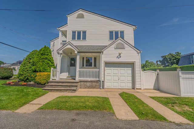 484 Washington Avenue, Lindenhurst, NY 11757