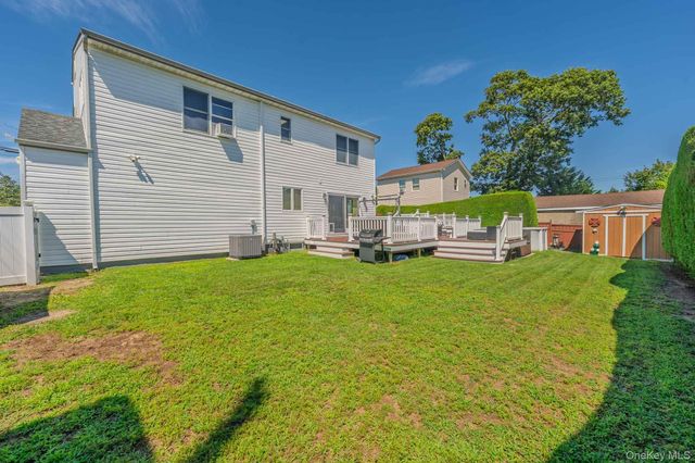 484 Washington Avenue, Lindenhurst, NY 11757