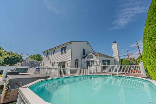 484 Washington Avenue, Lindenhurst, NY 11757
