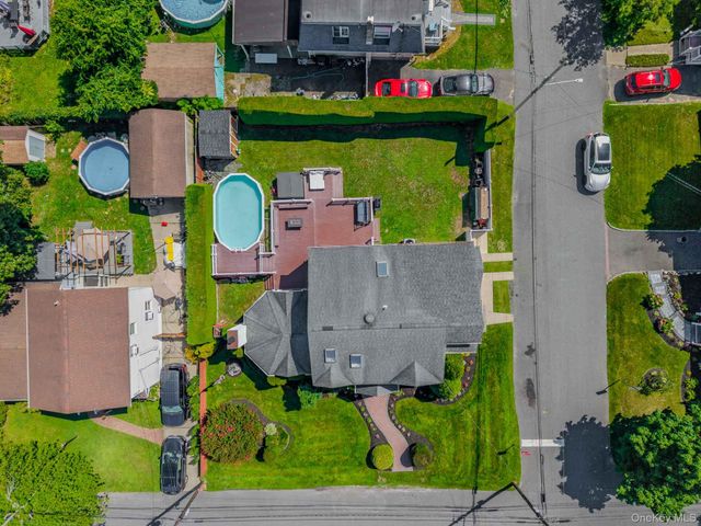 484 Washington Avenue, Lindenhurst, NY 11757