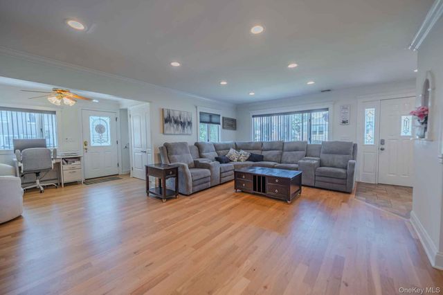 484 Washington Avenue, Lindenhurst, NY 11757
