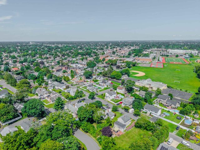 484 Washington Avenue, Lindenhurst, NY 11757