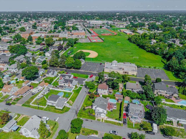 484 Washington Avenue, Lindenhurst, NY 11757