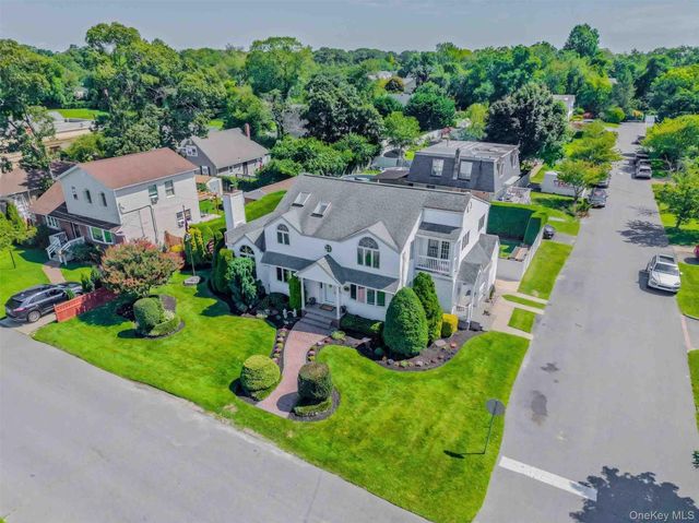 484 Washington Avenue, Lindenhurst, NY 11757