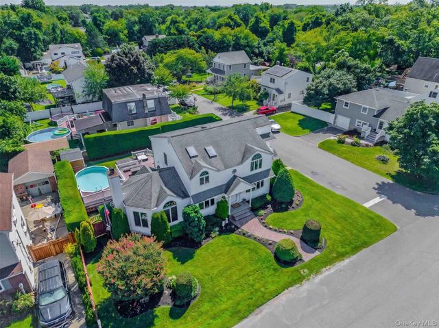 484 Washington Avenue, Lindenhurst, NY 11757