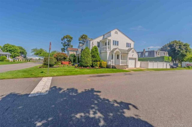 484 Washington Avenue, Lindenhurst, NY 11757