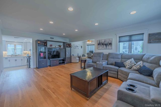 484 Washington Avenue, Lindenhurst, NY 11757