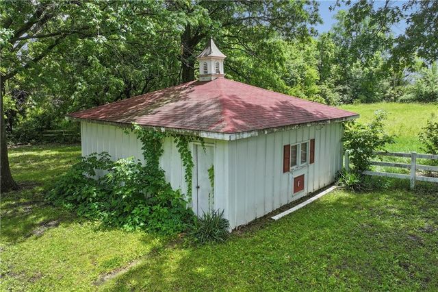 19411 S Ridgeview Road, Spring Hill, KS 66083