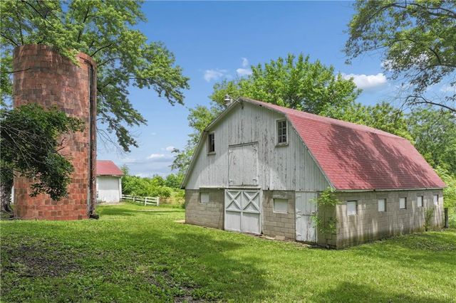 19411 S Ridgeview Road, Spring Hill, KS 66083