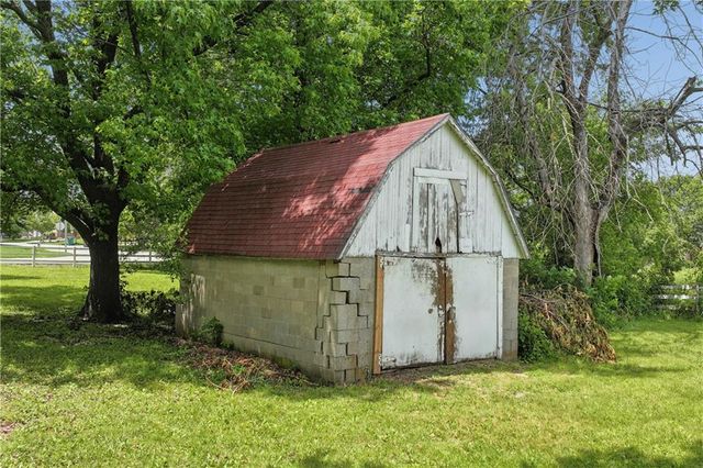 19411 S Ridgeview Road, Spring Hill, KS 66083