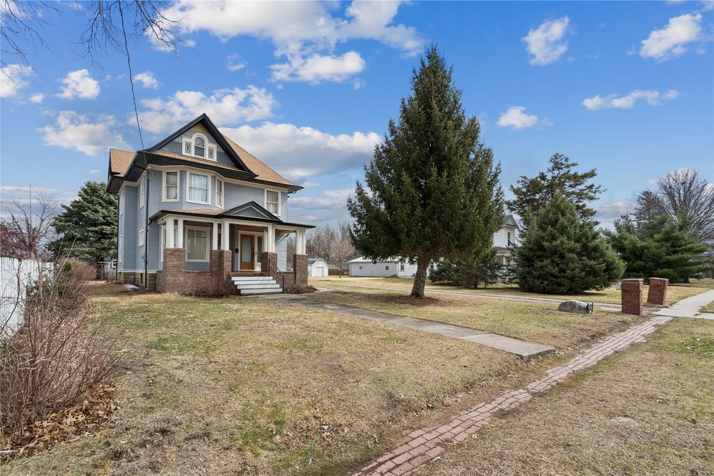 426 East Street, Grinnell, IA 50112