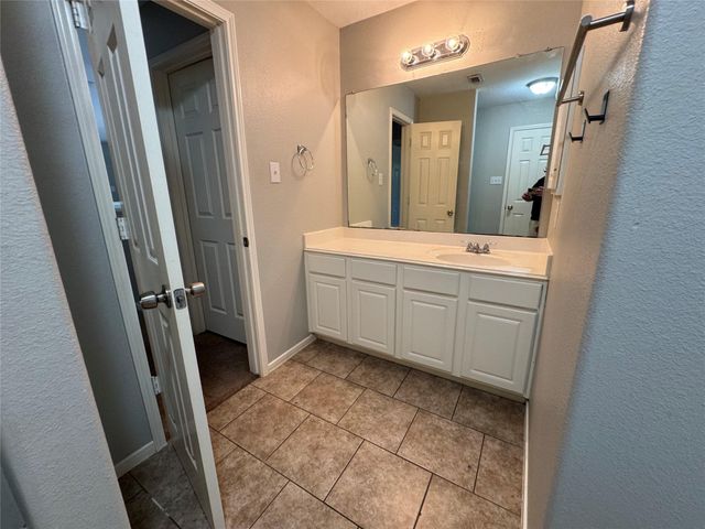 8530 Calverton Pines Lane, Houston, TX 77095