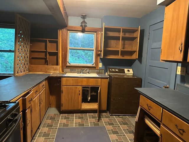 42 Brandt Beach Ave, Mattapoisett, MA 02739