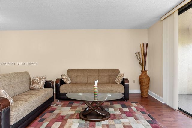 901 Colony Point Cir 521, Pembroke Pines, FL 33026