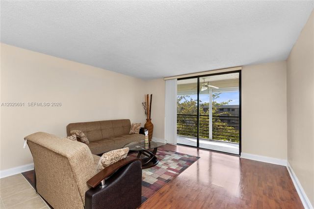 901 Colony Point Cir 521, Pembroke Pines, FL 33026