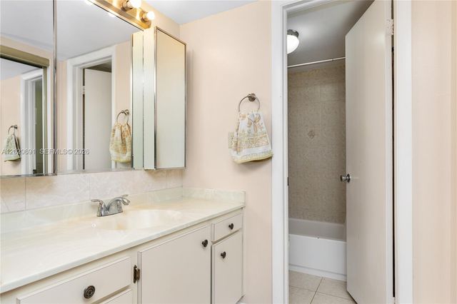 901 Colony Point Cir 521, Pembroke Pines, FL 33026