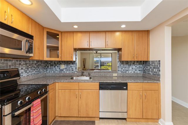 901 Colony Point Cir 521, Pembroke Pines, FL 33026