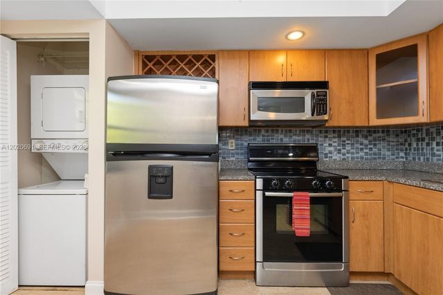 901 Colony Point Cir 521, Pembroke Pines, FL 33026